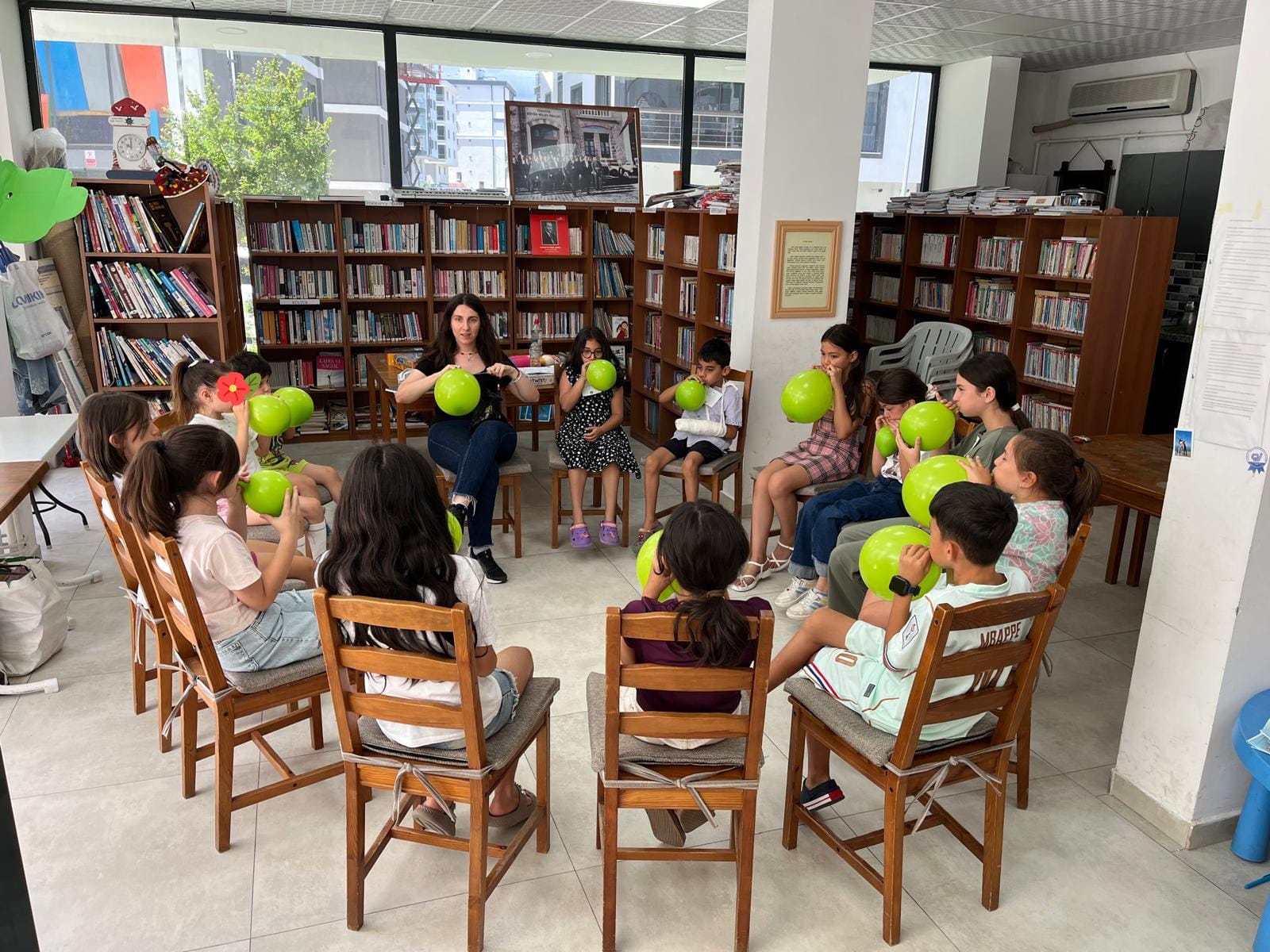 İlkokul atölyesinde balonla nefes ve odak çalışması